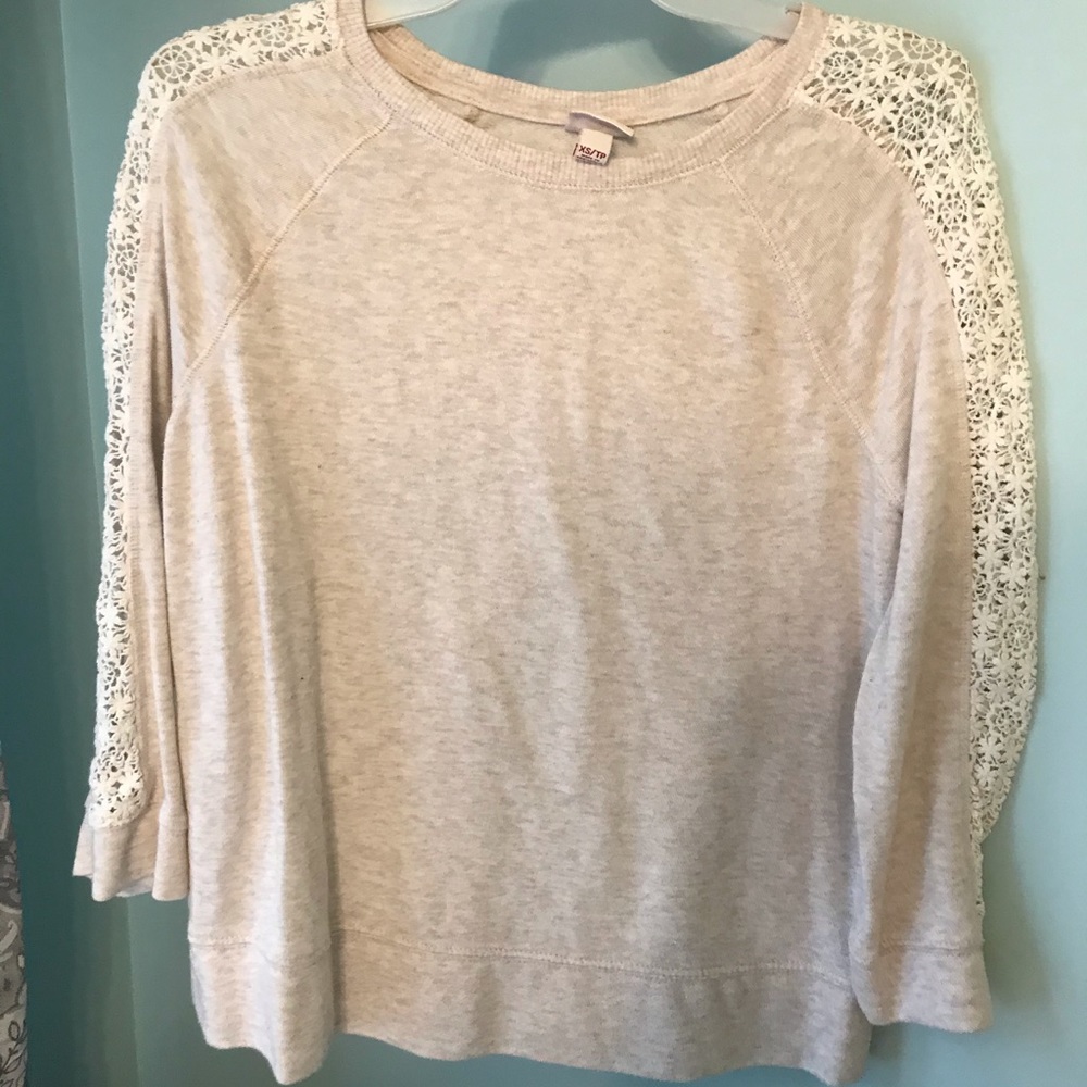 Cute top with flower lace 3/4 sleeves